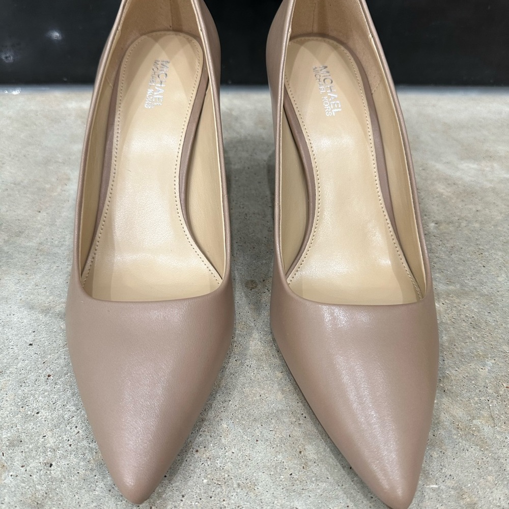 MICHAEL Michael Kors Dorothy Flex Pumps Tan